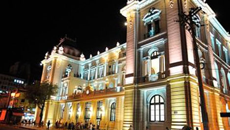 Palácio do Correios, reformado e iluminado